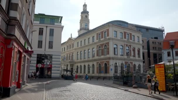 Beautiful Summer Day Riga People Tourists Exploring Old Town Riga — Video