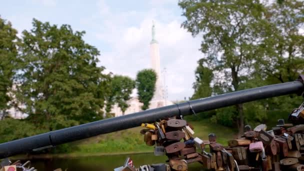 Freedom Monument Riga Latvia Memorial Honours Soldiers Killed Latvian War — Vídeo de Stock