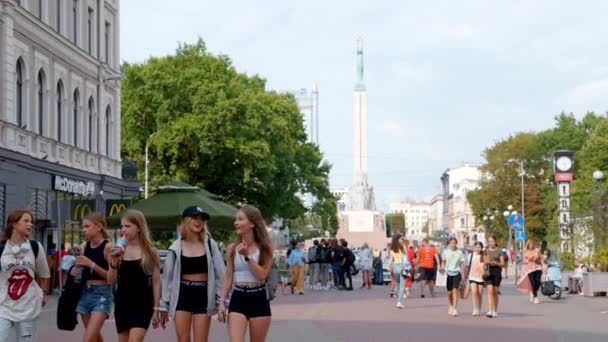 Прекрасный Летний День Риге Люди Туристы Старом Городе Риги — стоковое видео