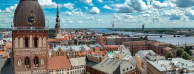 Letonya 'daki Riga eski kasabasının havadan görünüşü. Güzel tarihi binalar ve Kubbe katedrali. Riga 'da yaz.