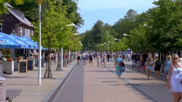 Main Street Crowds People Walking Palanga Lithuania Enjoying Beautiful Summer — Vídeos de Stock