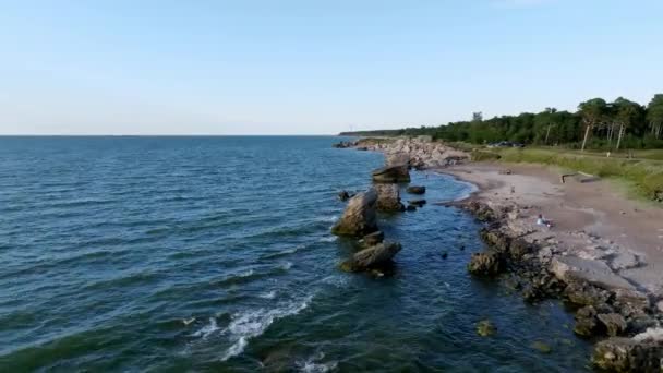 Ερείπια Καταφυγίων Στην Παραλία Της Βαλτικής Θάλασσας Μέρος Ενός Παλιού — Αρχείο Βίντεο