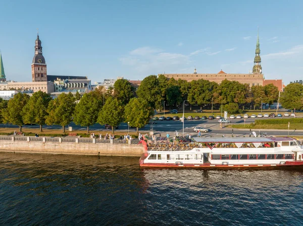 Small Cruise Ship Taking Tours River Daugava Riga Latvia Right — Foto Stock