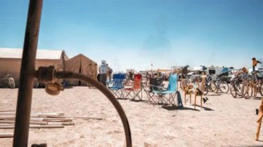 Yaz boyunca çölde Burning Man festivalindeki kampın zaman çizelgesi. Tema kampları.