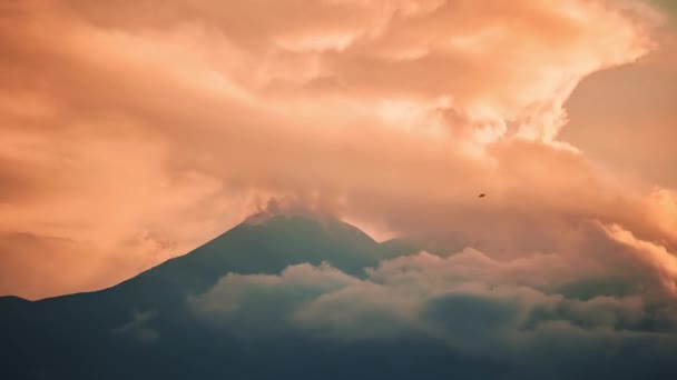 埃特纳火山和意大利西西里岛卡塔尼亚市烟雾弥漫 美丽的火山时间 夕阳西下 火山口冒出云雾 — 图库视频影像