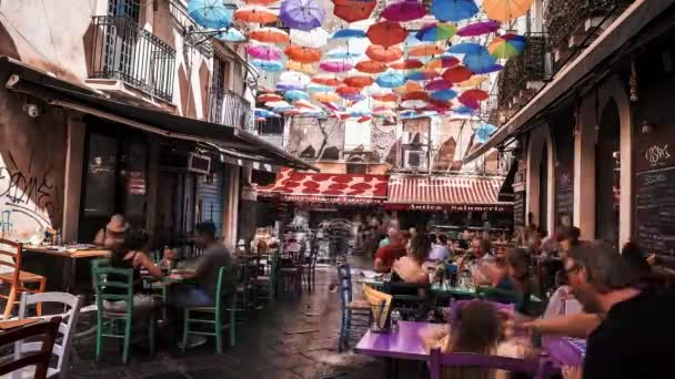 시장에서 우산을 사용하는 식당에서 음식을 즐기는 사람들 — 비디오