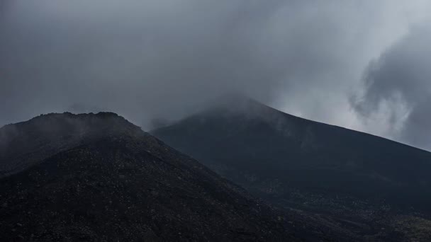 埃特纳火山和意大利西西里岛卡塔尼亚市烟雾弥漫 美丽的火山时间从火山口喷出云彩和烟雾 — 图库视频影像