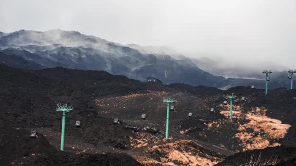 営業リフトと曇りの日にエトナ火山の時間経過 エトナ火山でシチリア島のラフ自然 — ストック動画