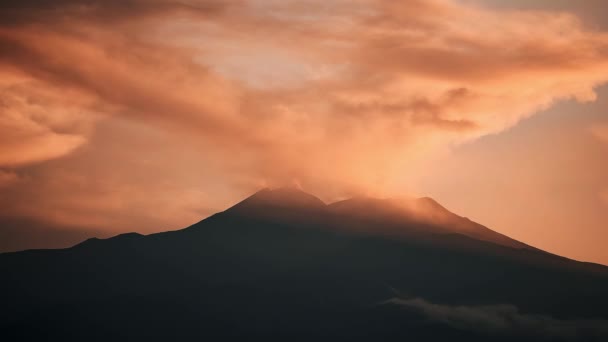 煙とカタニア市 シチリア島 イタリアとマウントエトナ火山 日没時に火口から雲と煙が噴き出す火山の美しいタイムラプス — ストック動画