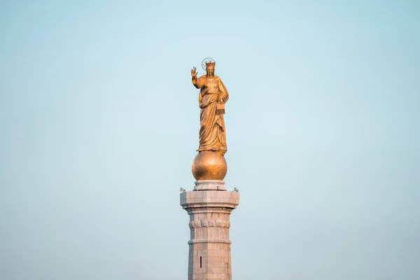 Niski Kąt Widzenia Idylliczny Statua Złotej Madonny Słynna Rzeźba Religijna — Zdjęcie stockowe