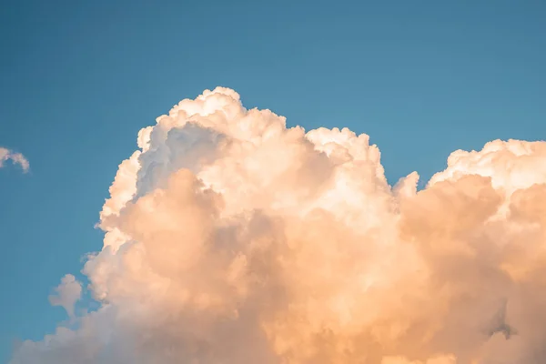 Widok Pomarańczowe Puszyste Chmury Pokrywające Błękitne Niebo Piękna Sceneria Jasnego — Zdjęcie stockowe
