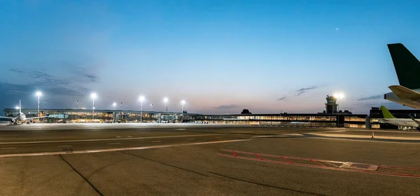 Aydınlanmış Uluslararası Havaalanındaki Uçakların Panoramik Görüntüsü Arka Planda Mavi Gökyüzü — Stok fotoğraf