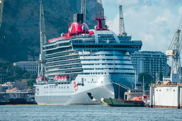 Luxe Grote Cruiseschip Afgemeerd Haven Met Berg Lucht Achtergrond Majestueus — Stockfoto