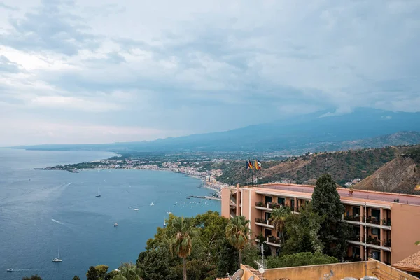 Luxueux Hôtel Elios Surplombant Etna Avec Ciel Bleu Arrière Plan — Photo