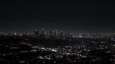 Los Angeles, California 'nın güzel gece manzarası yukarıdan. Zaman ayarlı video. Yoğun şehir hava görüntüsü.