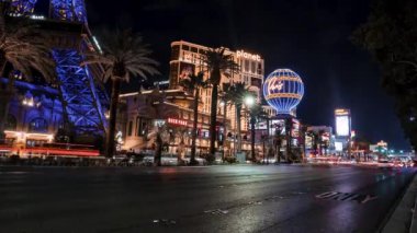 Las Vegas 'ın merkezindeki Strip' in zaman ayarlı gece görüntüsü. Şehir merkezinde gece hayatı. 