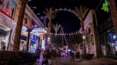 Las Vegas 'ın merkezindeki Strip' in zaman ayarlı gece görüntüsü. Büyük Patenci Gözlem Çarkı Las Vegas 'ın ötesindeki şerit ve vadide alacakaranlıkta canlanıyor..