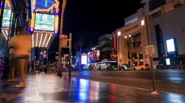 Hollywood Şöhret Yolu 'nun Zamanı. Tiyatro bölgesi, geceleri ünlü bir turistik mekan. Hollywood 'da kaldırımda yıldızlar.