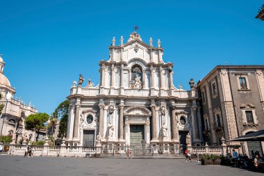 Catalina, Sicilya, İtalya. 26 Ağustos 2022. Catania Katedrali 'nin cephesi şehirdeki Aziz Agata' ya adanmıştır. Yaz boyunca arka planda mavi gökyüzü olan güzel ve ünlü kilise manzarası.
