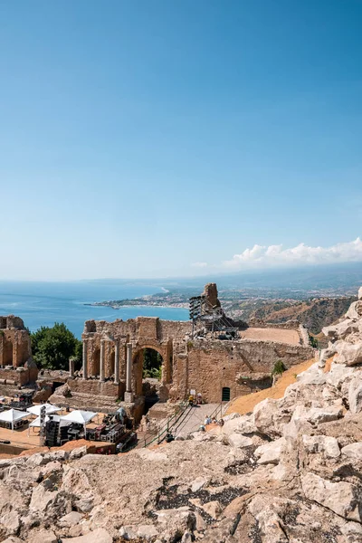 Pedras Ruínas Antigas Teatro Grego Antigo Pelo Mar Mediterrâneo Estrutura — Fotografia de Stock