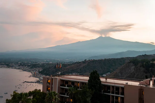 Luxueux Hôtel Elios Surplombant Etna Avec Ciel Atmosphérique Arrière Plan — Photo