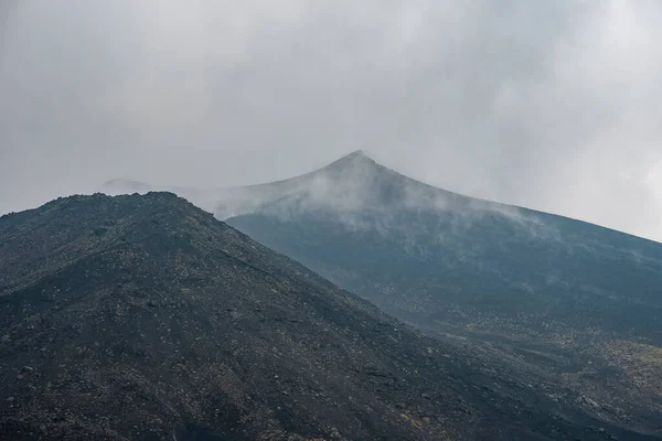 空のエトナ山から放出される煙 活火山火口の丘陵地帯の非都市景観 有名な観光スポットでの自然の劇的な風景の美しい景色 — ストック写真