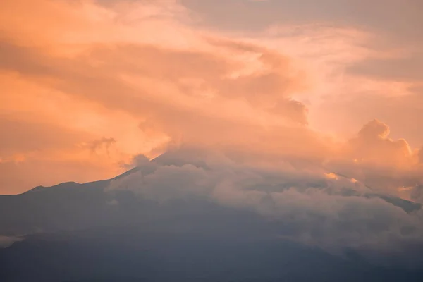 Piękny Widok Górę Etna Pokryte Dymem Chmury Owinięte Wokół Szczytu — Zdjęcie stockowe