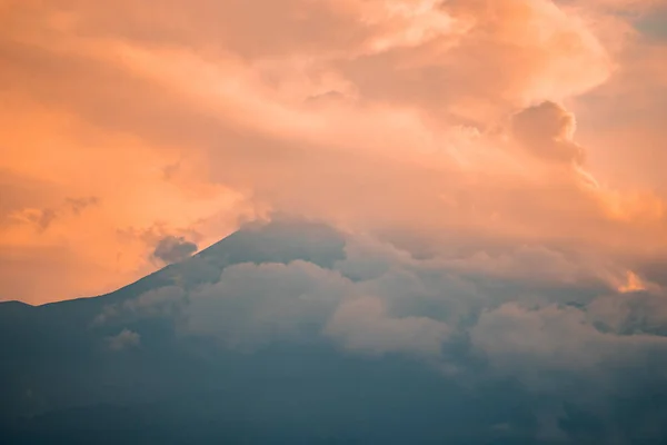 Widok Górę Etna Pokrytą Dymem Wibrujące Chmury Owinięte Wokół Szczytu — Zdjęcie stockowe