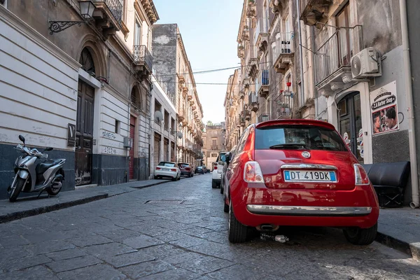 Καταλίνα Σικελία Ιταλία Αυγούστου 2022 Αυτοκίνητα Και Σκούτερ Σταθμευμένα Στην — Φωτογραφία Αρχείου