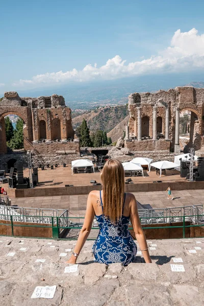 Turista Feminina Explorando Ruínas Antigo Teatro Grego Mulher Olhando Para — Fotografia de Stock
