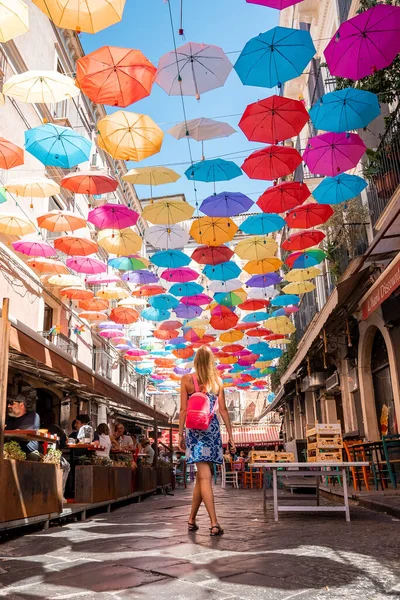 Catalina Sicilien Italien Augusti 2022 Kvinnlig Resenär Tittar Konst Flerfärgade — Stockfoto