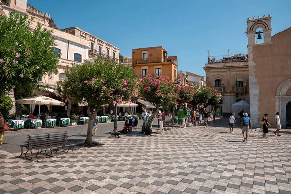 Taormina Sicilia Italia Agosto 2022 Turistas Masculinos Femeninos Explorando Antigua — Foto de Stock
