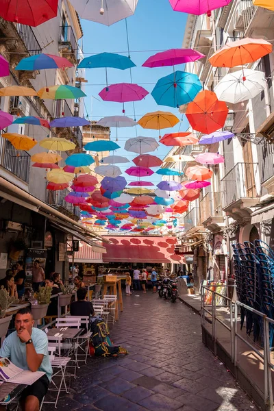Catalina Sizilien Italien August 2022 Bunte Regenschirme Hängen Über Touristen — Stockfoto