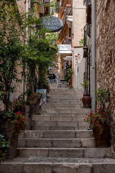 Taormina Sicilië Italië Augustus 2022 Potplanten Trappen Midden Van Oude — Stockfoto