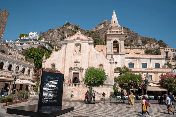 Taormina Sicília Itália Agosto 2022 Turistas Explorando Estilo Barroco Catedral — Fotografia de Stock