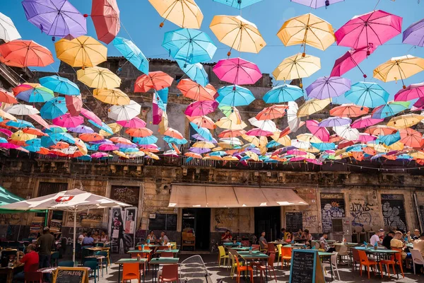 Catalina Sicilien Italien Augusti 2022 Turister Avkopplande Café Färgglada Paraplyer — Stockfoto
