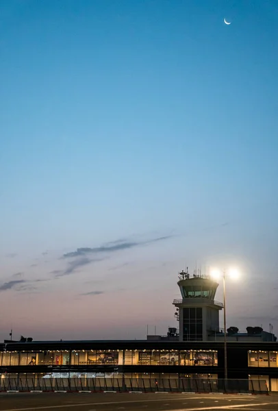 Aydınlatılmış Uluslararası Havaalanı Pist Manzarası Arka Planda Mavi Gökyüzü Olan — Stok fotoğraf