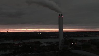 Amager Bakke 'nin hava görüntüsü, Copenhill Atık Enerji Santrali, gün batımında slaytlı ve şutlu yeşil kayak yamaçlı. Yeşil eko enerji santrali.