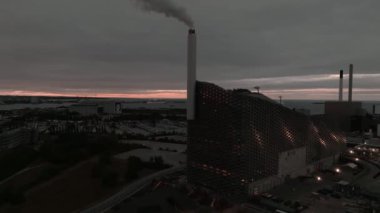 Amager Bakke 'nin hava görüntüsü, Copenhill Atık Enerji Santrali, gün batımında slaytlı ve şutlu yeşil kayak yamaçlı. Yeşil eko enerji santrali.