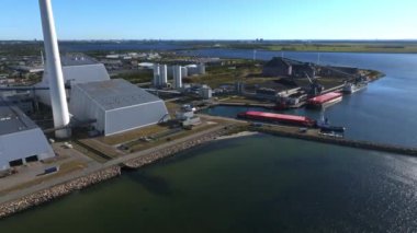 Eko güç istasyonunun hava görüntüsü. Dünyanın en güzel ve çevre dostu enerji santrallerinden biri. ESG yeşil enerji.