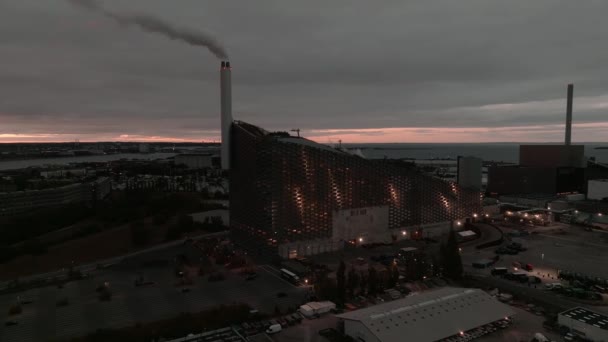 Luftaufnahme Des Amager Bakke Copenhill Waste Energy Kraftwerks Mit Grünen — Stockvideo