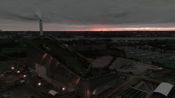 Luftaufnahme Des Amager Bakke Copenhill Waste Energy Kraftwerks Mit Grünen — Stockvideo