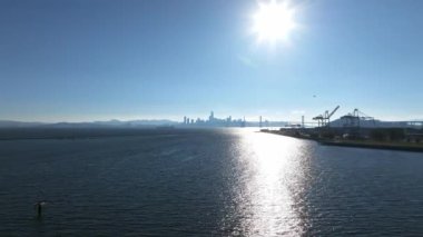 San Francisco 'nun gökyüzü manzarası yukarıdan görünüyor. Körfez köprüsü gün batımında sisle birlikte San Francisco 'ya kadar uzanıyor..