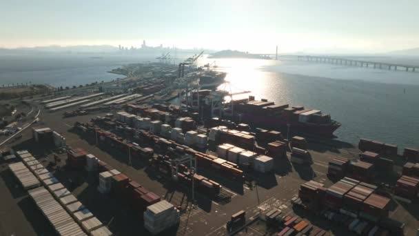 夕阳西下船厂集装箱货轮与工作起重机桥的物流与运输 物流进出口和运输业4K航拍视频 — 图库视频影像