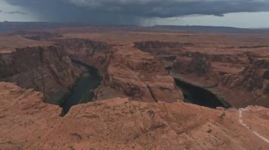 Arizona 'daki Horseshoe Bend manzarasının havadan görüntüsü. Glen Kanyonu Ulusal Eğlence Alanındaki Güzel Colorado Nehri