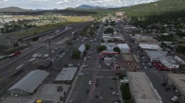 Arizona 'da, Grand Canyon yakınlarındaki Tarihi Yol 66 şehri Williams' ın hava manzaralı videosu. Büyük Kanyon Demiryolu 'nun Büyük Kanyon' a giden tren seferlerinden biri..