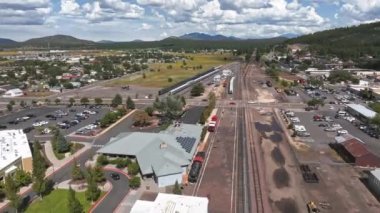 Williams ve Grand Canyon Tren İstasyonu, Büyük Kanyon 'a hizmet veren tarihi Route 66 şehrinin hava manzaralı videosu. Tarihi Büyük Kanyon Demiryolu.