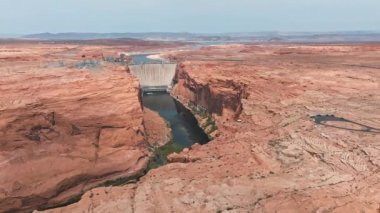Arizona 'daki Büyük Kanyon Colorado Nehri' nin yukarısındaki Glen Kanyonu Barajı 'nın havadan görüntüsü. Glen Canyon Barajı 'nın manzarası.