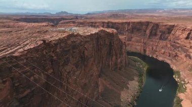 Utah manzarasının havadan görünüşü. Sonsuz çöl ve kum. Glen Canyon Ulusal Parkı yakınlarındaki güzel Utah eyaleti.