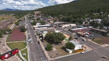 Arizona 'da, Grand Canyon yakınlarındaki Tarihi Yol 66 şehri Williams' ın hava manzaralı videosu. Büyük Kanyon Demiryolu 'nun Büyük Kanyon' a giden tren seferlerinden biri..